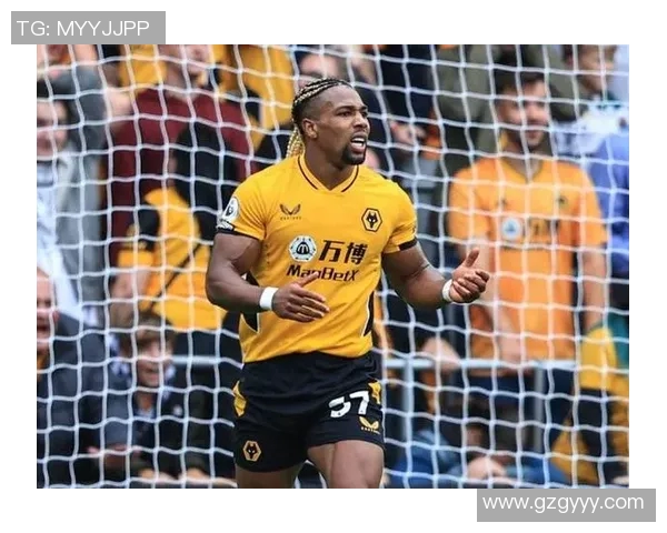 黄橙色的足球明星在绿茵场上的辉煌瞬间与不屈精神